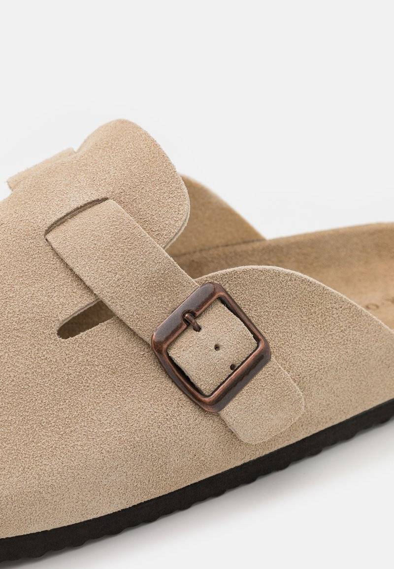 Pier One Pier One LEATHER UNISEX - Slippers - beige Bis zu 55% Rabatt