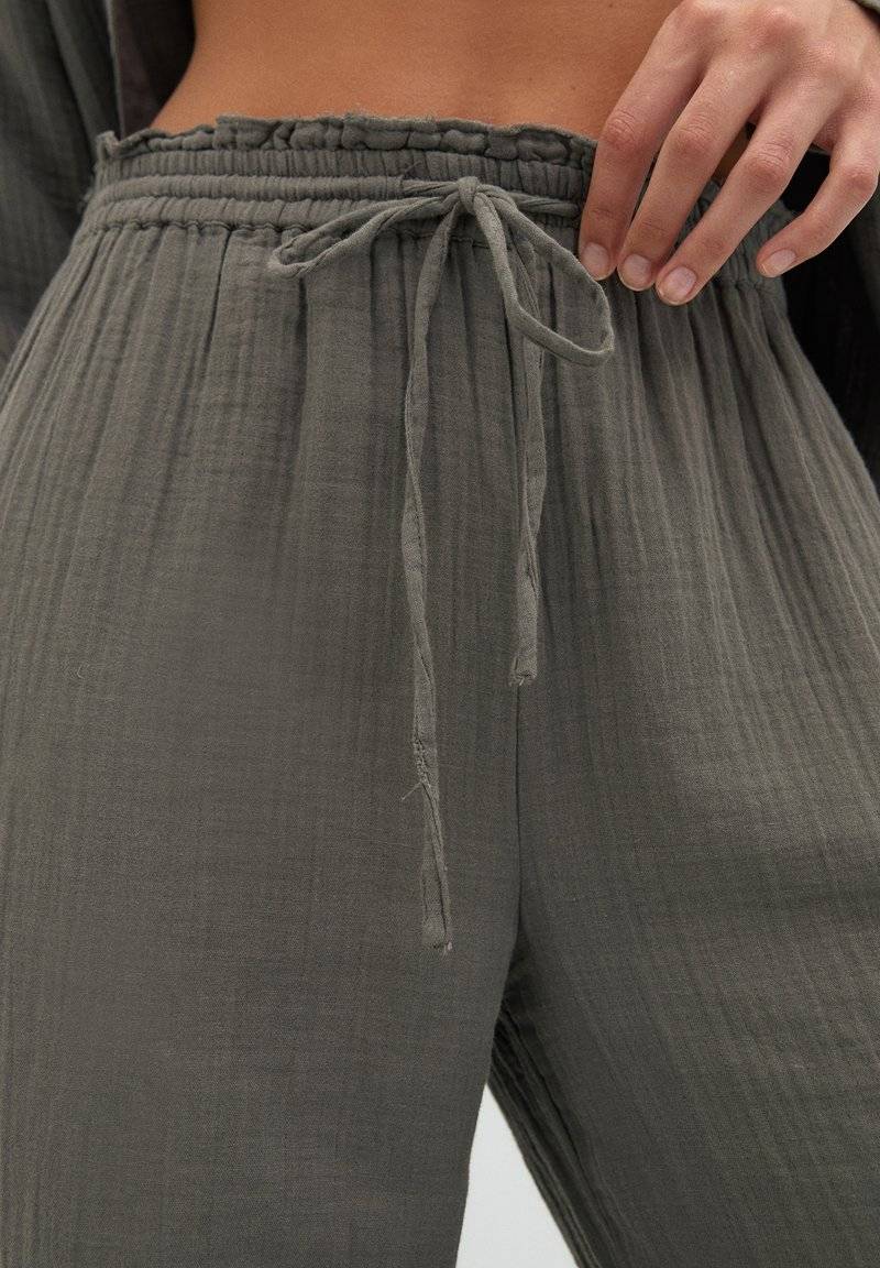 PULL&BEAR PULL&BEAR CREASED WITH FRAYED HEMS - Trousers - dark grey Nur noch ein Tag übrig