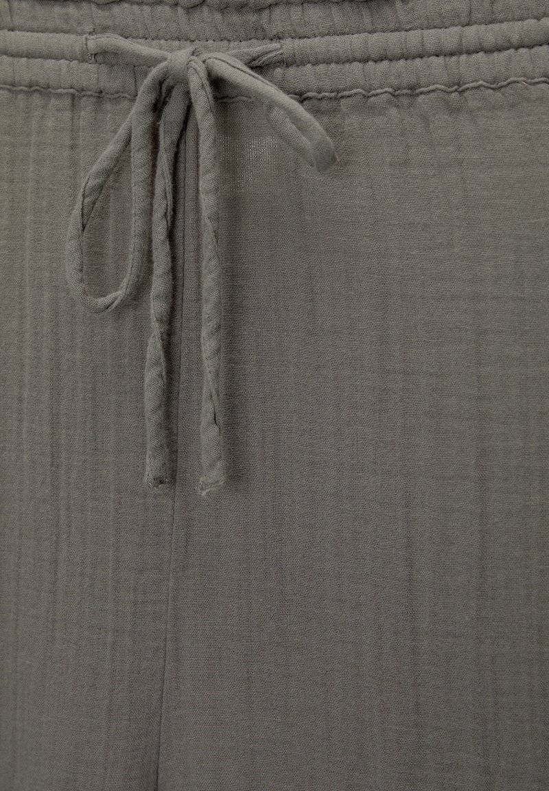 PULL&BEAR PULL&BEAR CREASED WITH FRAYED HEMS - Trousers - dark grey Nur noch ein Tag übrig