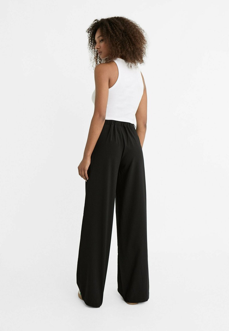Stradivarius Stradivarius WITH BUCKLE DETAIL - Trousers - black 50% Rabatt mit kostenlosem Versand