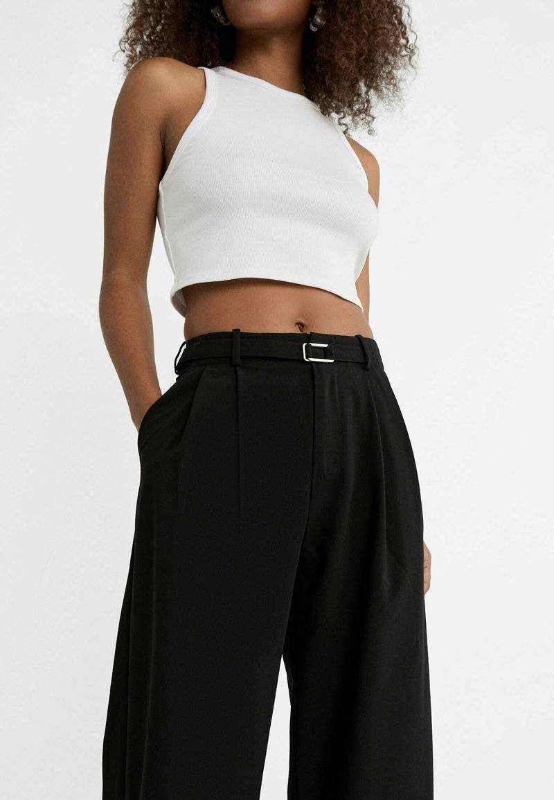 Stradivarius Stradivarius WITH BUCKLE DETAIL - Trousers - black 50% Rabatt mit kostenlosem Versand