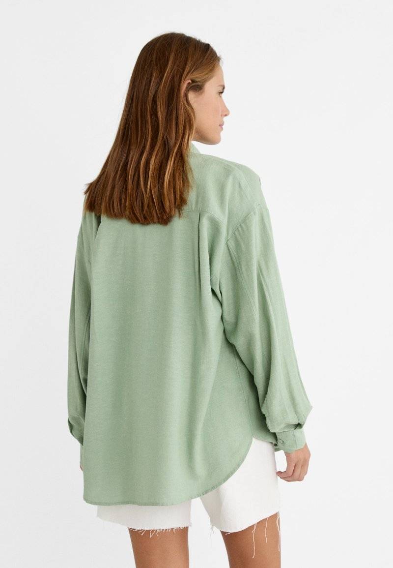 Stradivarius Stradivarius RUSTIKALES DAILY - Button-down blouse - khaki zollfrei