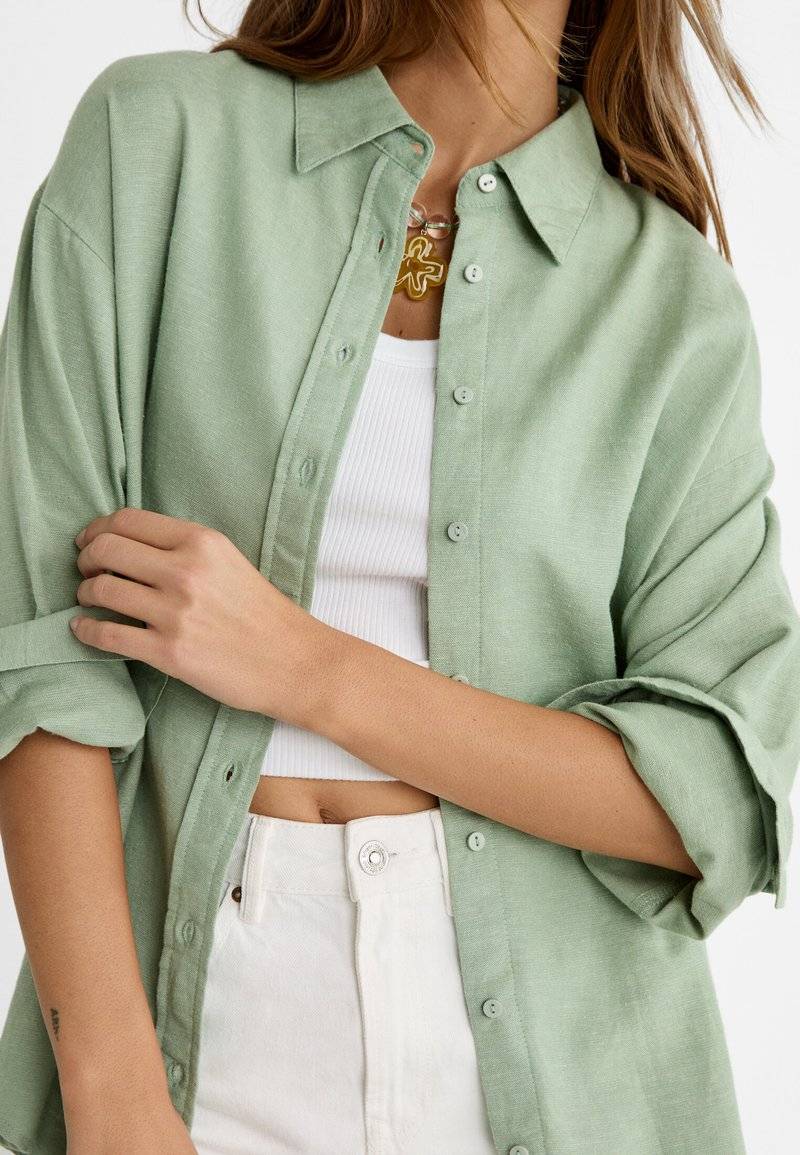 Stradivarius Stradivarius RUSTIKALES DAILY - Button-down blouse - khaki zollfrei
