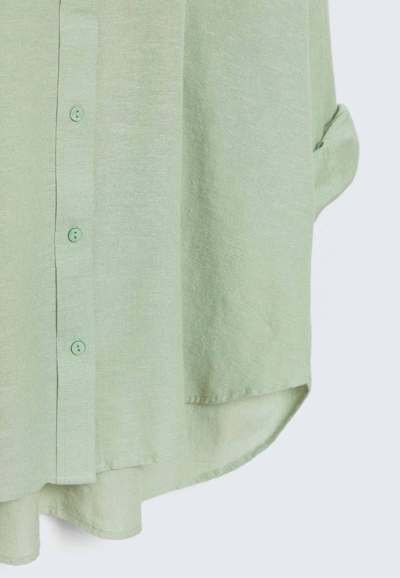 Stradivarius Stradivarius RUSTIKALES DAILY - Button-down blouse - khaki zollfrei