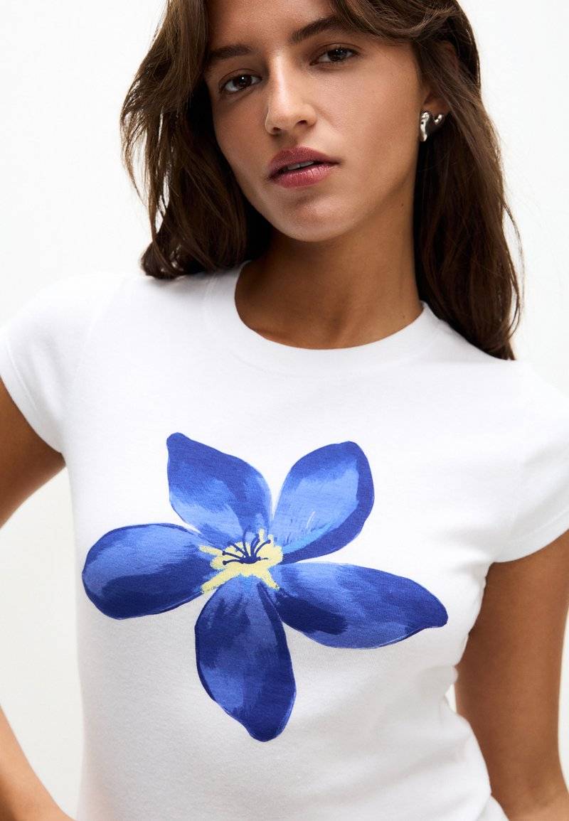 PULL&BEAR PULL&BEAR SHORT SLEEVE FLORAL - Print T-shirt - white 50% Rabatt für begrenzte Zeit