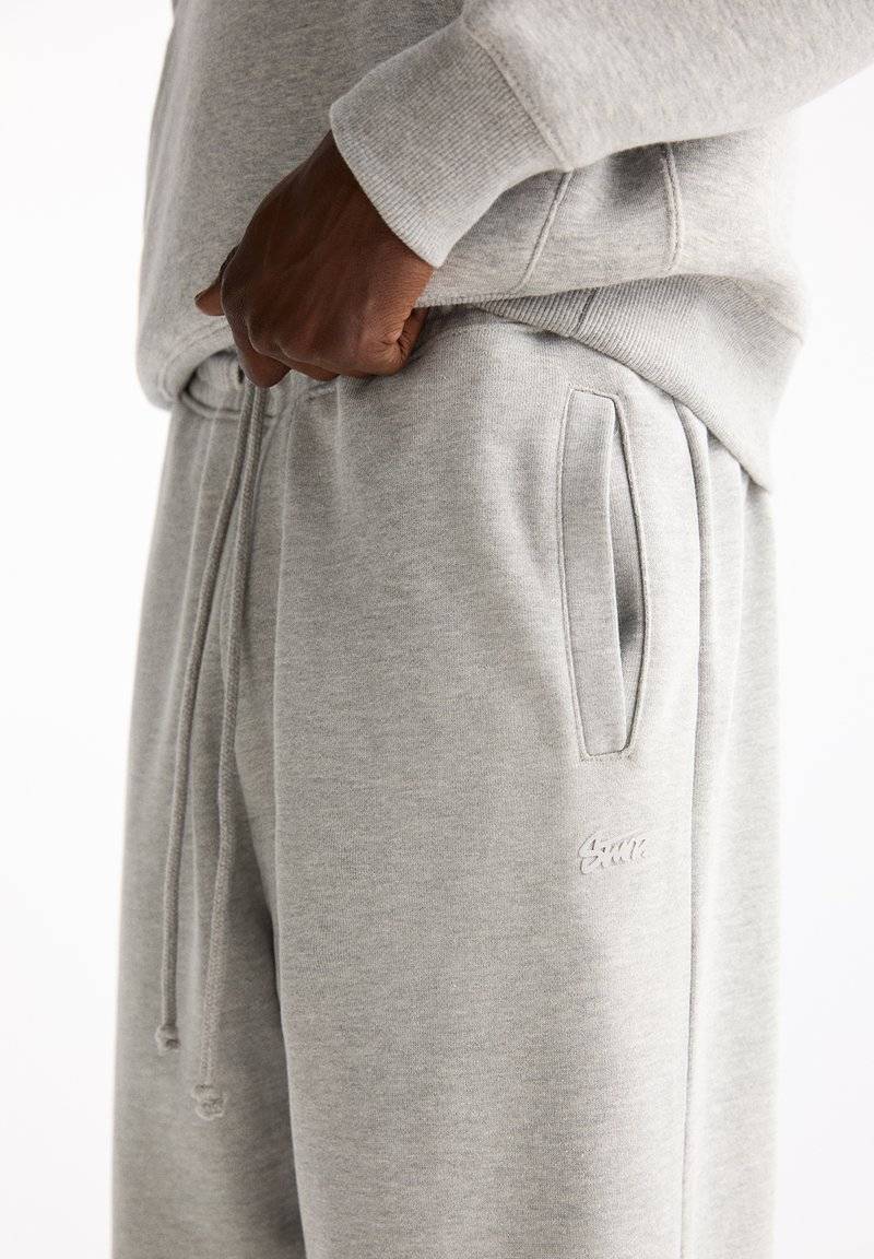 PULL&BEAR PULL&BEAR WIDE JOGGERS - Tracksuit bottoms - light grey Limitierter Zeitrabatt