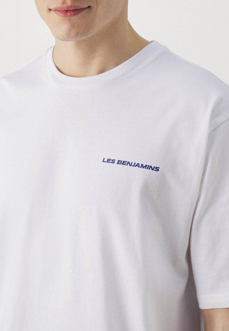 Les Benjamins Les Benjamins RELAXED TEE UNISEX - Print T-shirt - white Fabrik Onlineshop
