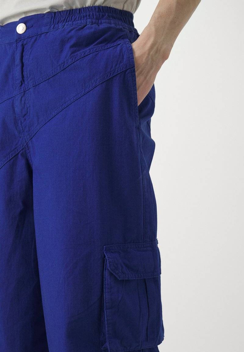 Les Benjamins Les Benjamins PANT UNISEX - Cargo trousers - blue Preisnachlass