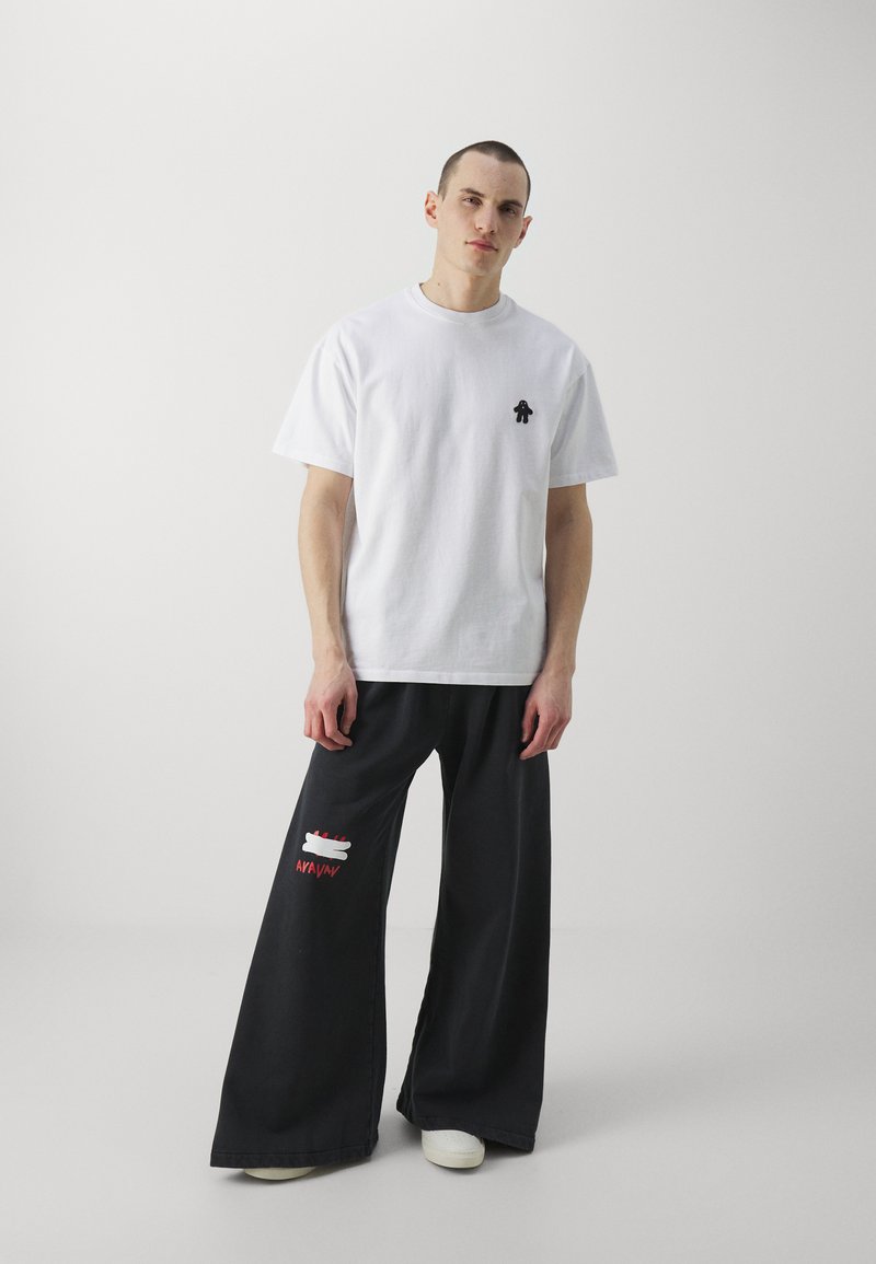 AVAVAV AVAVAV OLD LADY UNISEX - Basic T-shirt - blanc Heißer Verkauf