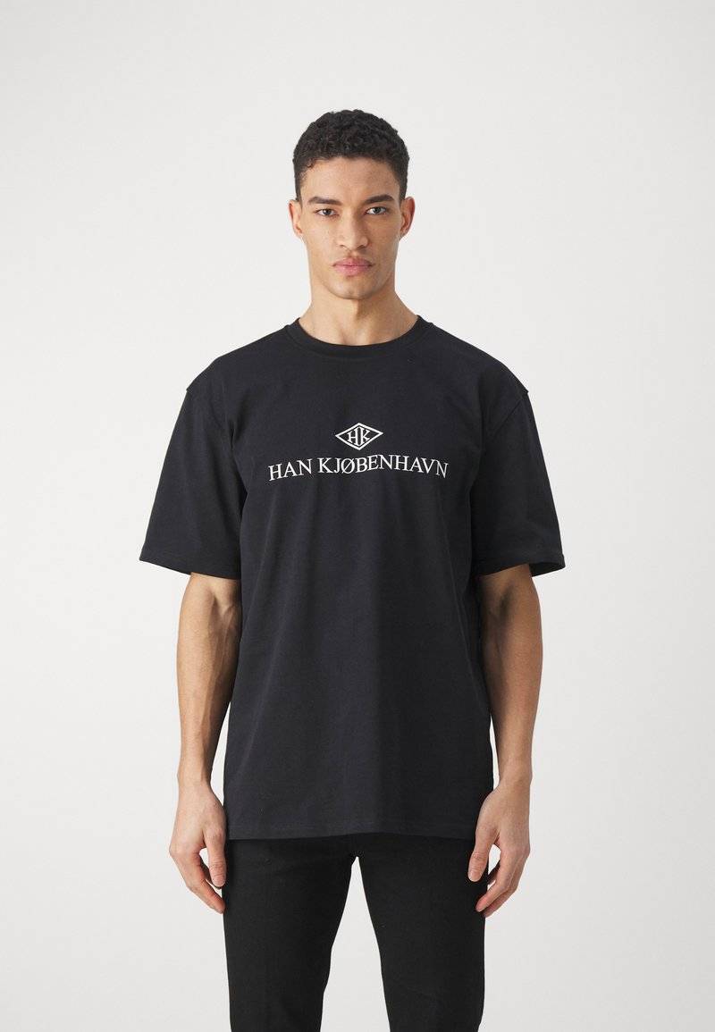 Han Kjøbenhavn Han Kjøbenhavn LOGO BOXY TEE UNISEX - Print T-shirt - black Online Outlet