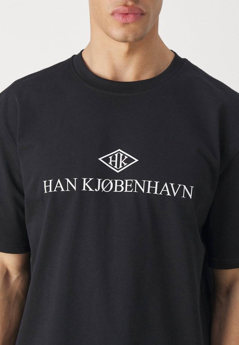 Han Kjøbenhavn Han Kjøbenhavn LOGO BOXY TEE UNISEX - Print T-shirt - black Online Outlet