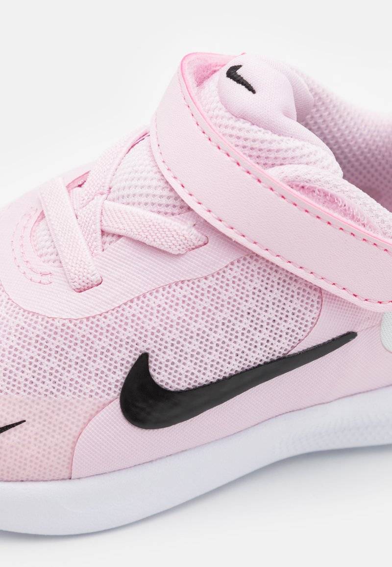 Nike Performance Nike Performance REVOLUTION - Competition running shoes Im Verkauf