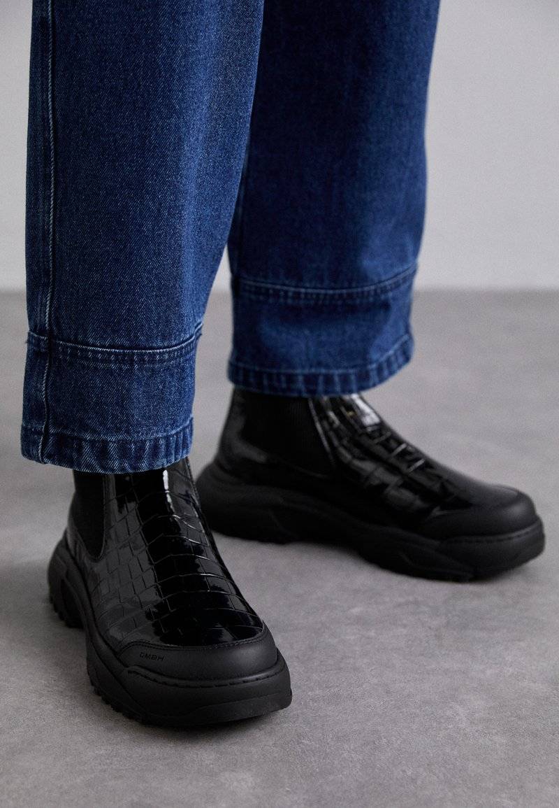 GmbH GmbH LOW CHELSEA BOOT UNISEX - Classic ankle boots - black Räumungsverkauf