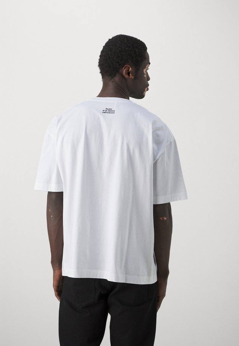 Études Études SPIRIT GUARDIAN UNISEX - Print T-shirt - white Vierteljährliche Förderung