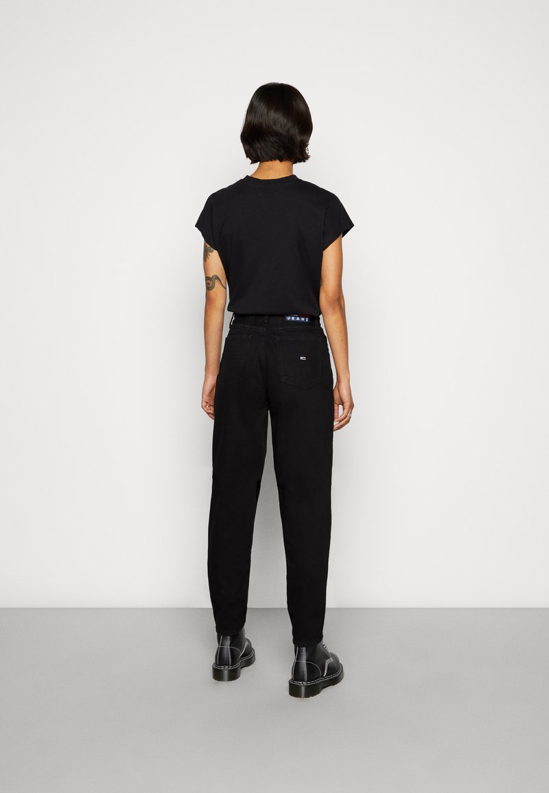 Tommy Jeans Tommy Jeans MOM ULTRA HIGH RISE JEAN TAPERED - Relaxed fit jeans - denim black Fabrikladen