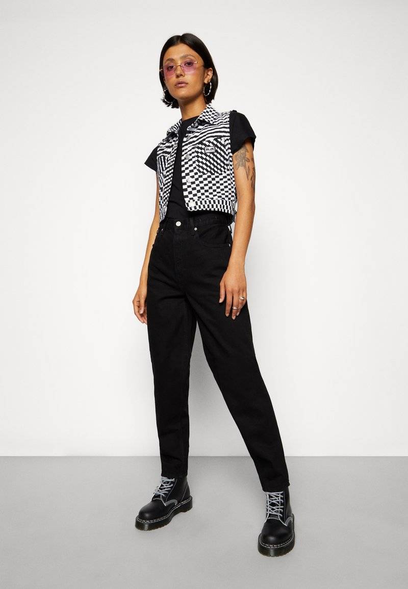 Tommy Jeans Tommy Jeans MOM ULTRA HIGH RISE JEAN TAPERED - Relaxed fit jeans - denim black Fabrikladen