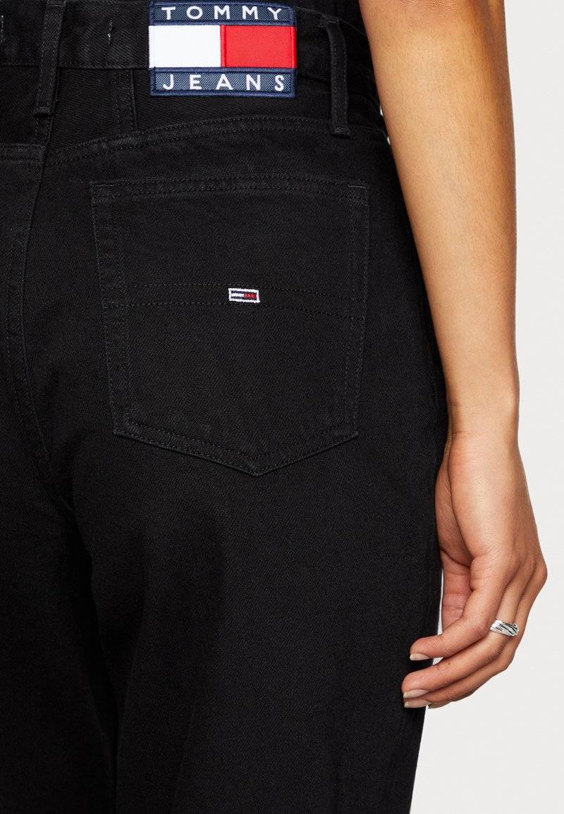Tommy Jeans Tommy Jeans MOM ULTRA HIGH RISE JEAN TAPERED - Relaxed fit jeans - denim black Fabrikladen