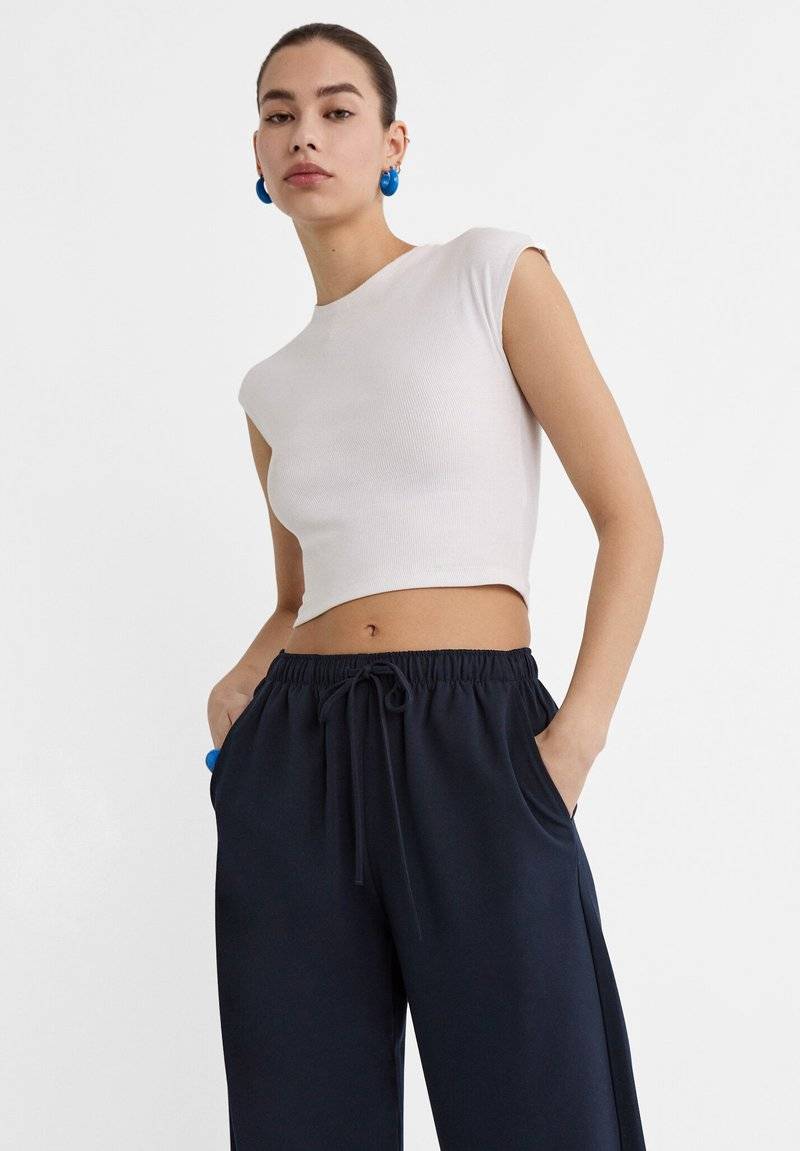 Stradivarius Stradivarius LONG FLOWING - Trousers - mottled dark blue Blitzverkäufe