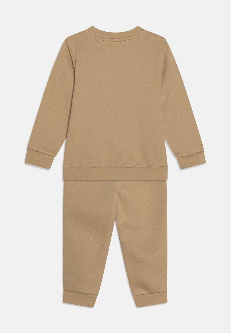 Puma Puma MINICATS EMBROIDERY UNISEX SET - Tracksuit - prairie tan Muttertagsangebot