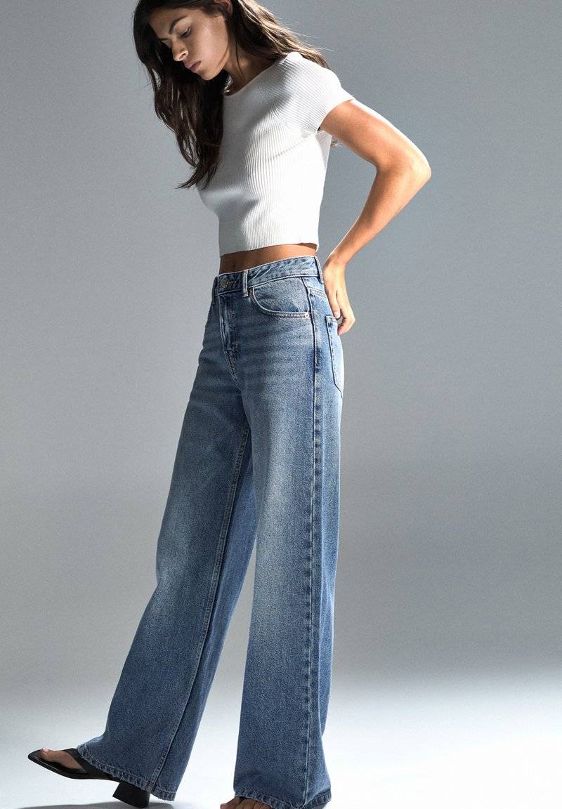 PULL&BEAR PULL&BEAR MID-RISE WIDE - Flared Jeans - blue Speichern exportieren