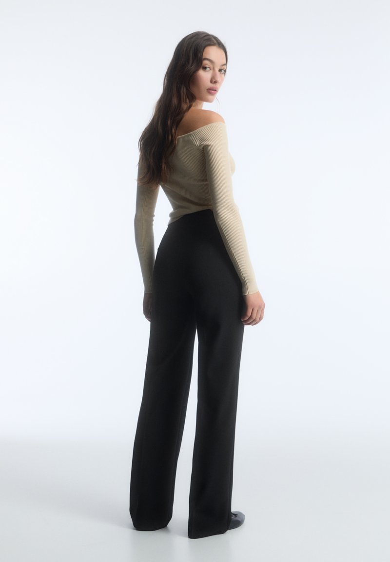 PULL&BEAR PULL&BEAR IM REGULAR-FIT MIT ZIERNAHT VORNE - Trousers - black Schlussverkauf