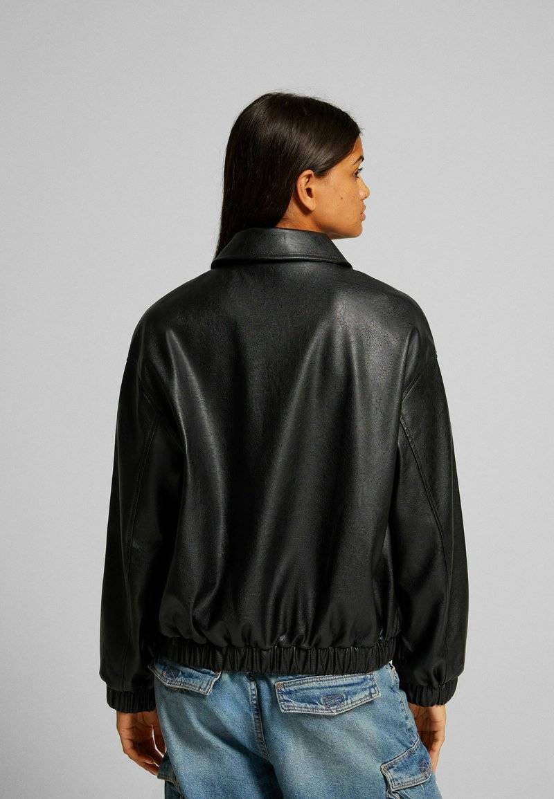 Bershka Bershka DAD FIT - Faux leather jacket - black Fabrikverkauf