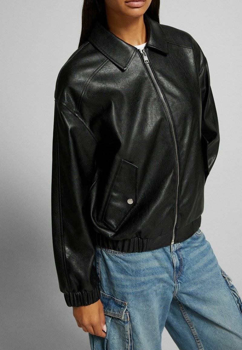 Bershka Bershka DAD FIT - Faux leather jacket - black Fabrikverkauf