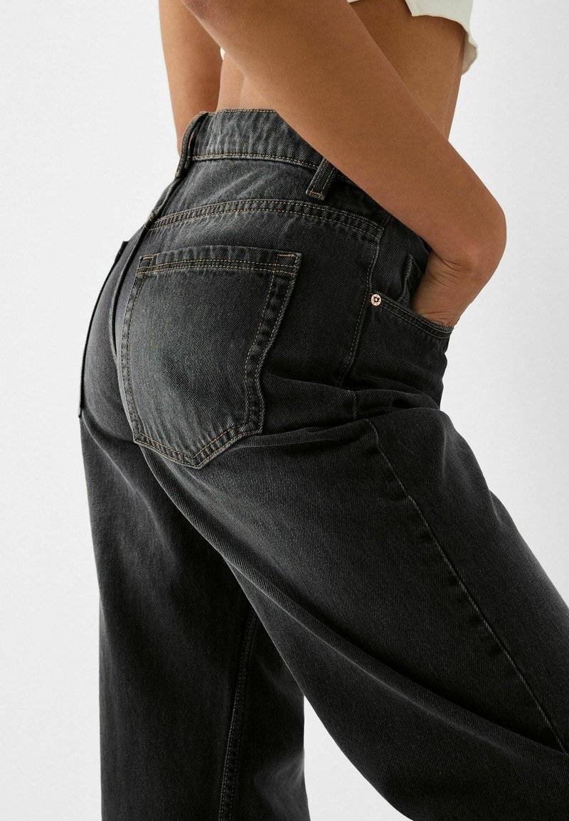 Bershka Bershka BAGGY - Flared Jeans - black Blitzverkäufe