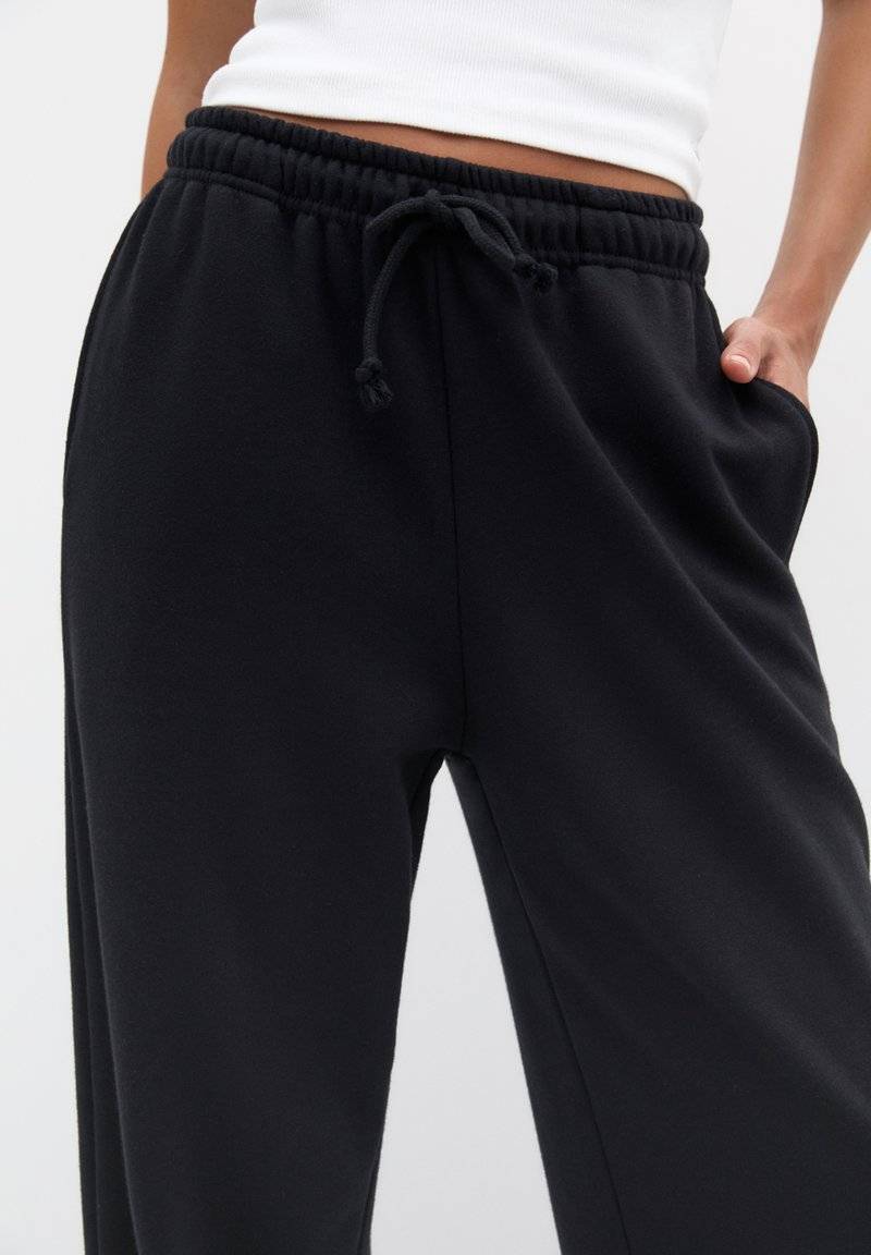 PULL&BEAR PULL&BEAR WIDE-LEG - Tracksuit bottoms - black Fabrik Onlineshop