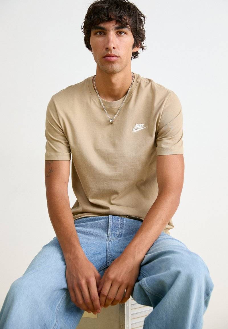 Nike Sportswear Nike Sportswear CLUB TEE - Basic T-shirt - khaki Sonderangebot
