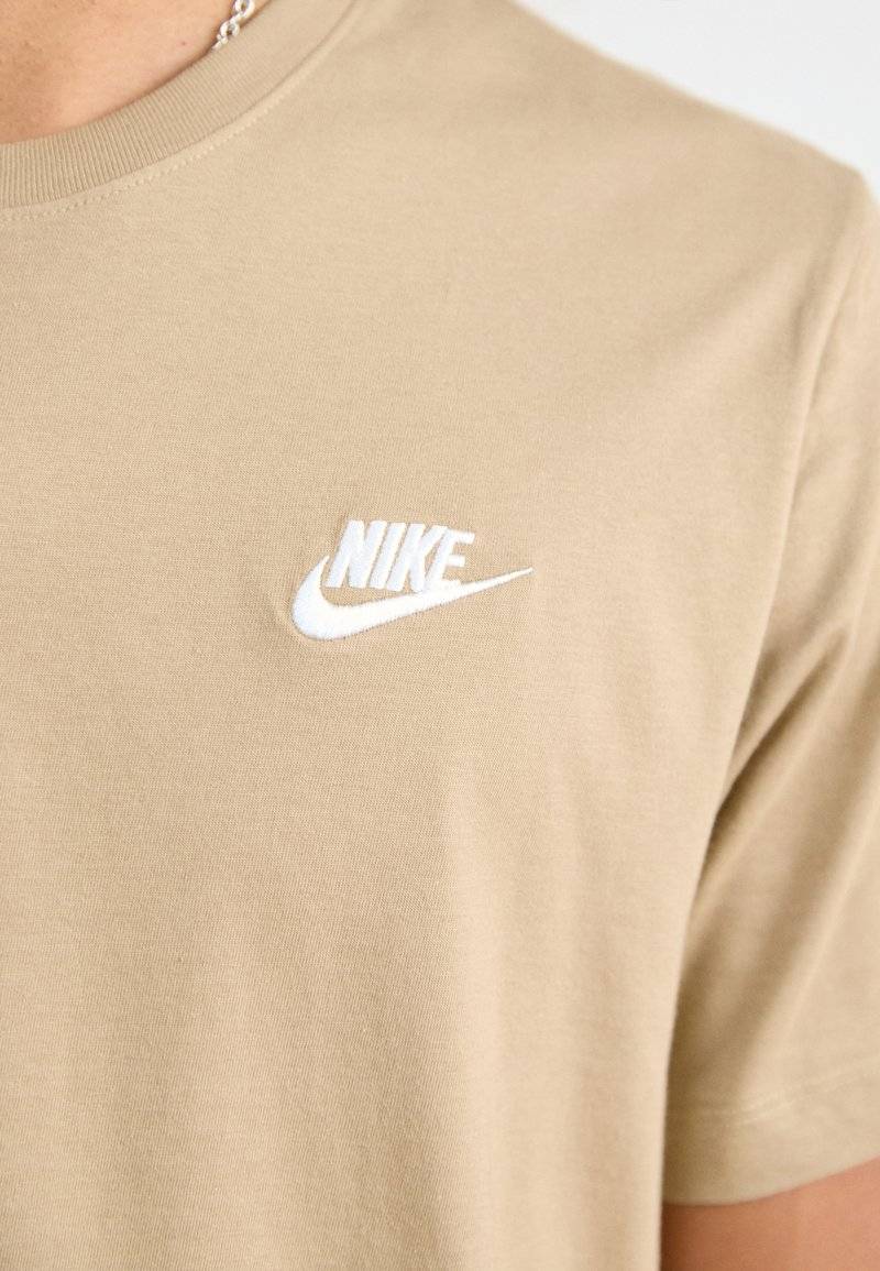 Nike Sportswear Nike Sportswear CLUB TEE - Basic T-shirt - khaki Sonderangebot