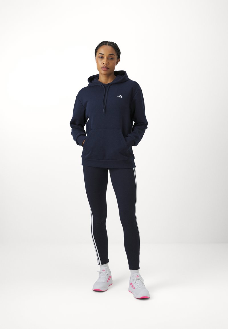 adidas Sportswear adidas Sportswear ESSENTIALS SMALL LOGO FEEL COZY HOODIE - Hoodie - legend ink Vierteljährliche Förderung