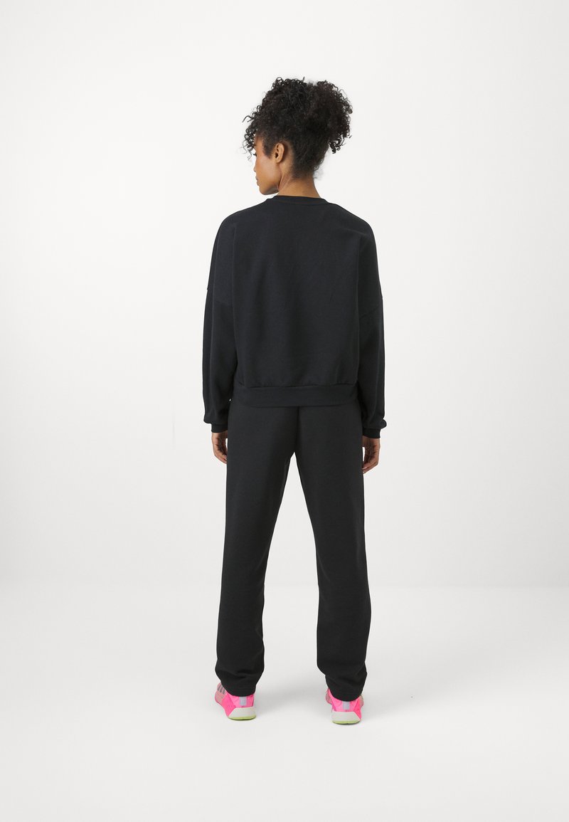 adidas Sportswear adidas Sportswear ESSENTIALS SMALL LOGO FEEL COZY OPEN HEM PANT - Tracksuit bottoms - black Begrenzt auf 3 Tage
