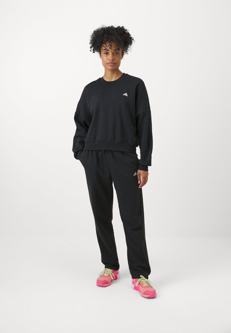 adidas Sportswear adidas Sportswear ESSENTIALS SMALL LOGO FEEL COZY OPEN HEM PANT - Tracksuit bottoms - black Begrenzt auf 3 Tage