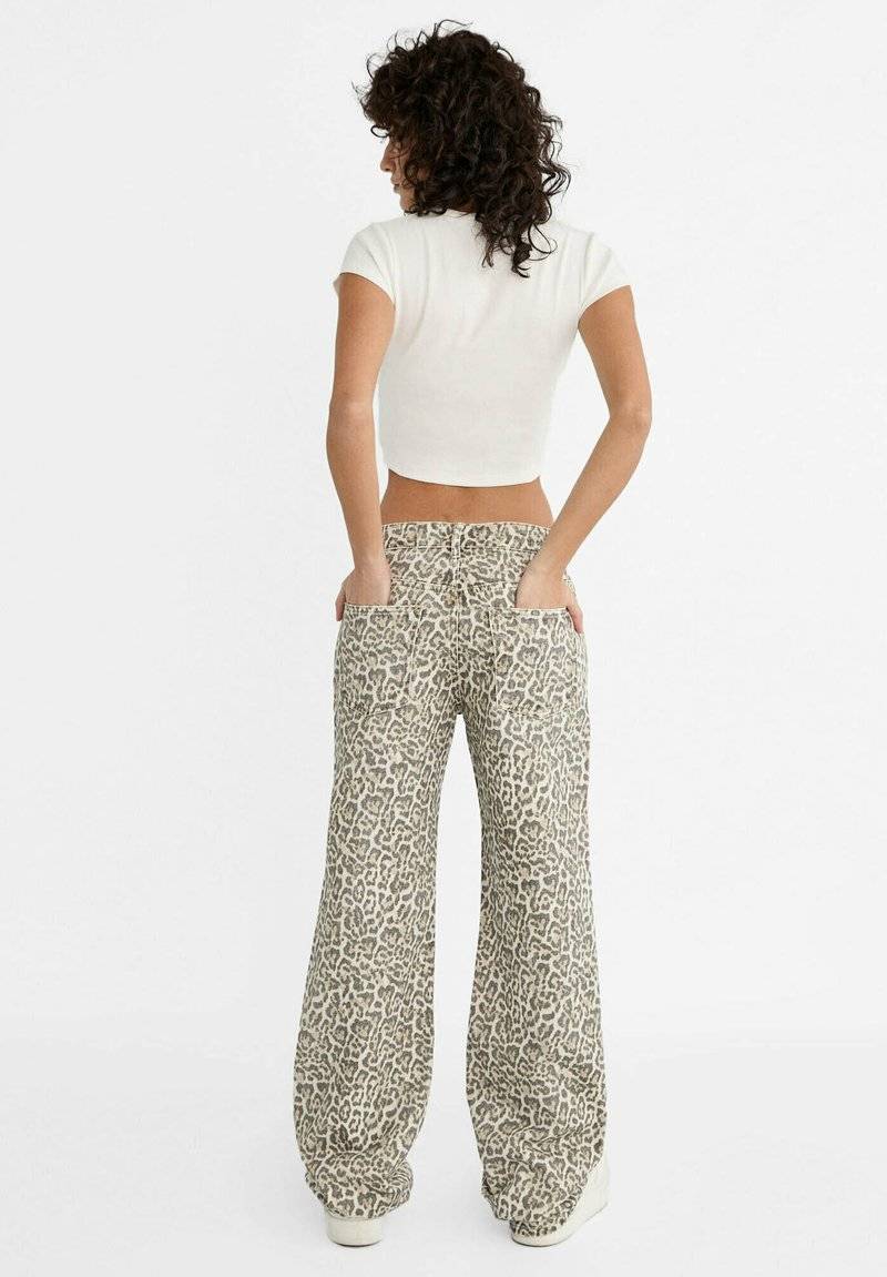 Stradivarius Stradivarius PRINTED - Straight leg jeans - camel Versandkostenfrei