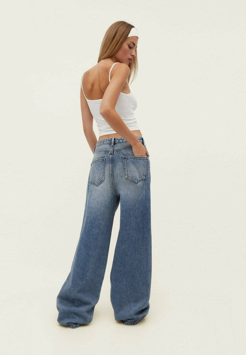 Stradivarius Stradivarius BAGGY - Flared Jeans - blue denim Begrenztes Angebot
