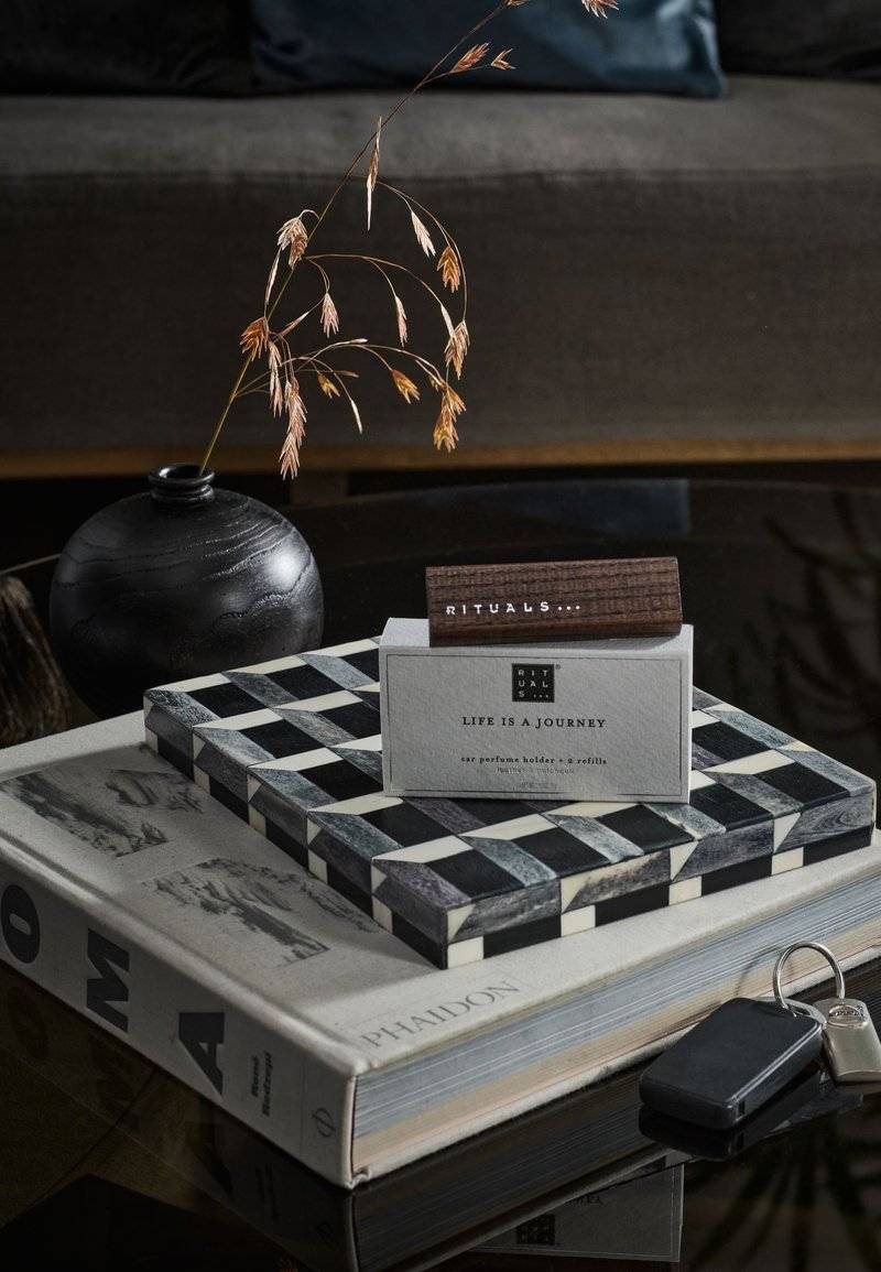 Rituals Rituals CAR PERFUME "LIFE IS A JOURNEY" SPORT - LEATHER, TONKA BEAN & HERBACEOUS PATCHOULI - Home fragrance Tiefpreis