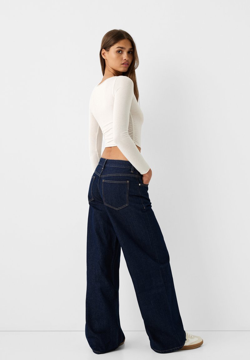 Bershka Bershka WIDE-LEG - Relaxed fit jeans - royal blue Bis zu 65% Rabatt