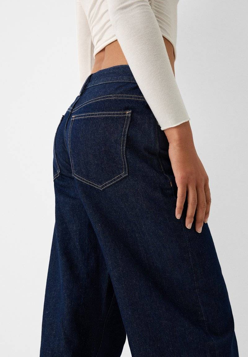 Bershka Bershka WIDE-LEG - Relaxed fit jeans - royal blue Bis zu 65% Rabatt