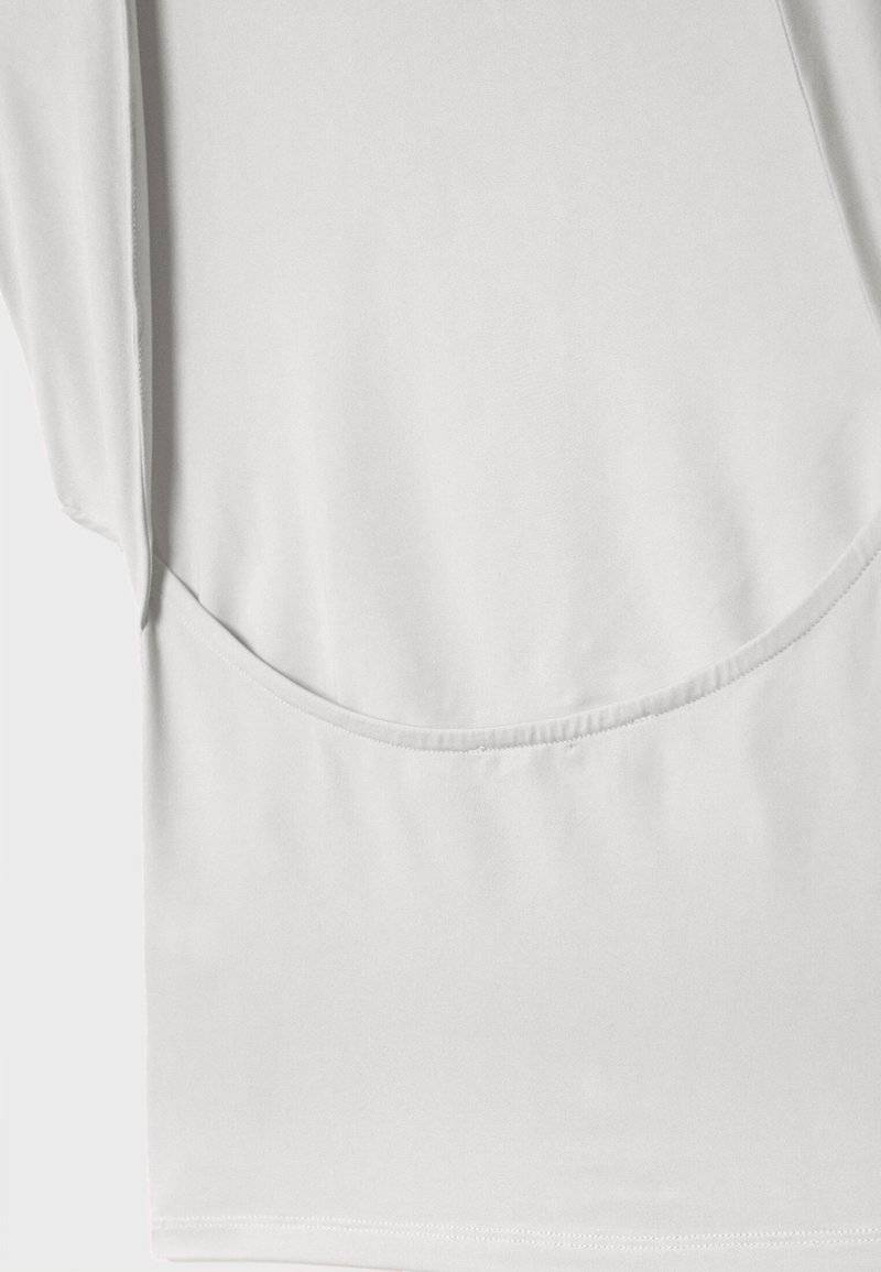 Stradivarius Stradivarius OPEN-BACK - Basic T-shirt - white Speichern exportieren