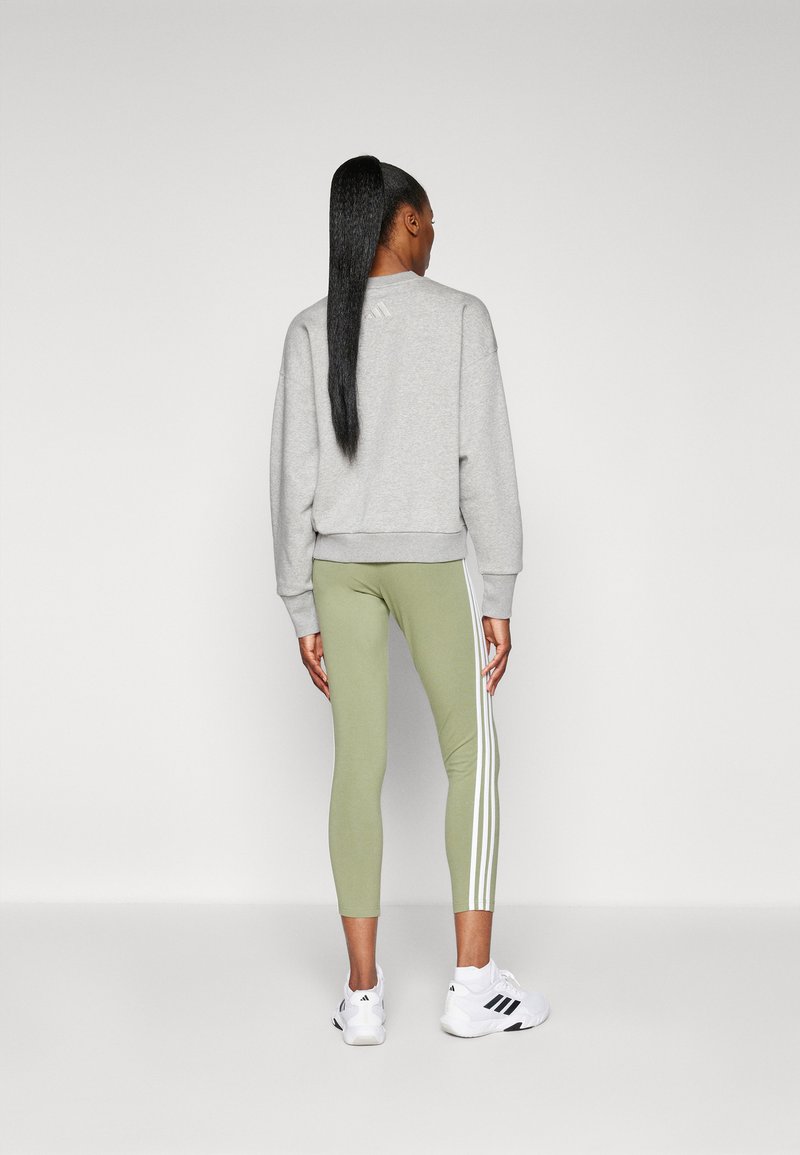 adidas Sportswear adidas Sportswear ESSENTIALS 3 STRIPES HIGH WAISTED - Leggings - tent green Saisonschlussverkauf