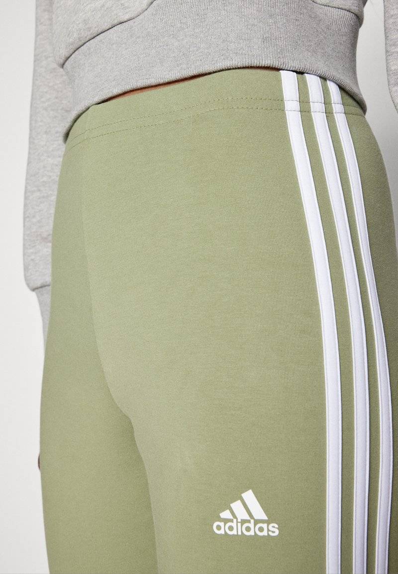 adidas Sportswear adidas Sportswear ESSENTIALS 3 STRIPES HIGH WAISTED - Leggings - tent green Saisonschlussverkauf