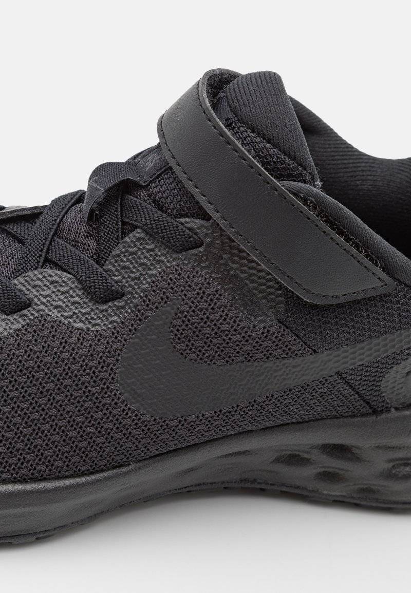 Nike Performance Nike Performance NIKE REVOLUTION 6 FLYEASE (PS - Neutral running shoes - black Weihnachtsangebot