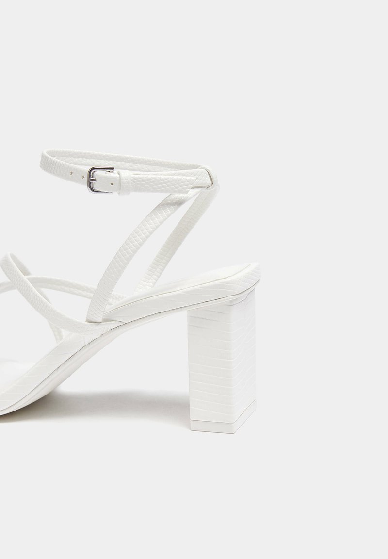 PULL&BEAR PULL&BEAR WITH CROSSOVER STRAPS - Sandals - white Heißer Verkauf