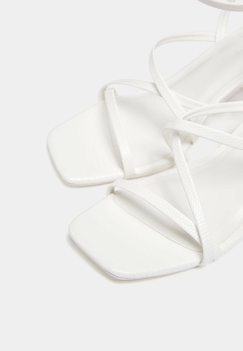 PULL&BEAR PULL&BEAR WITH CROSSOVER STRAPS - Sandals - white Heißer Verkauf