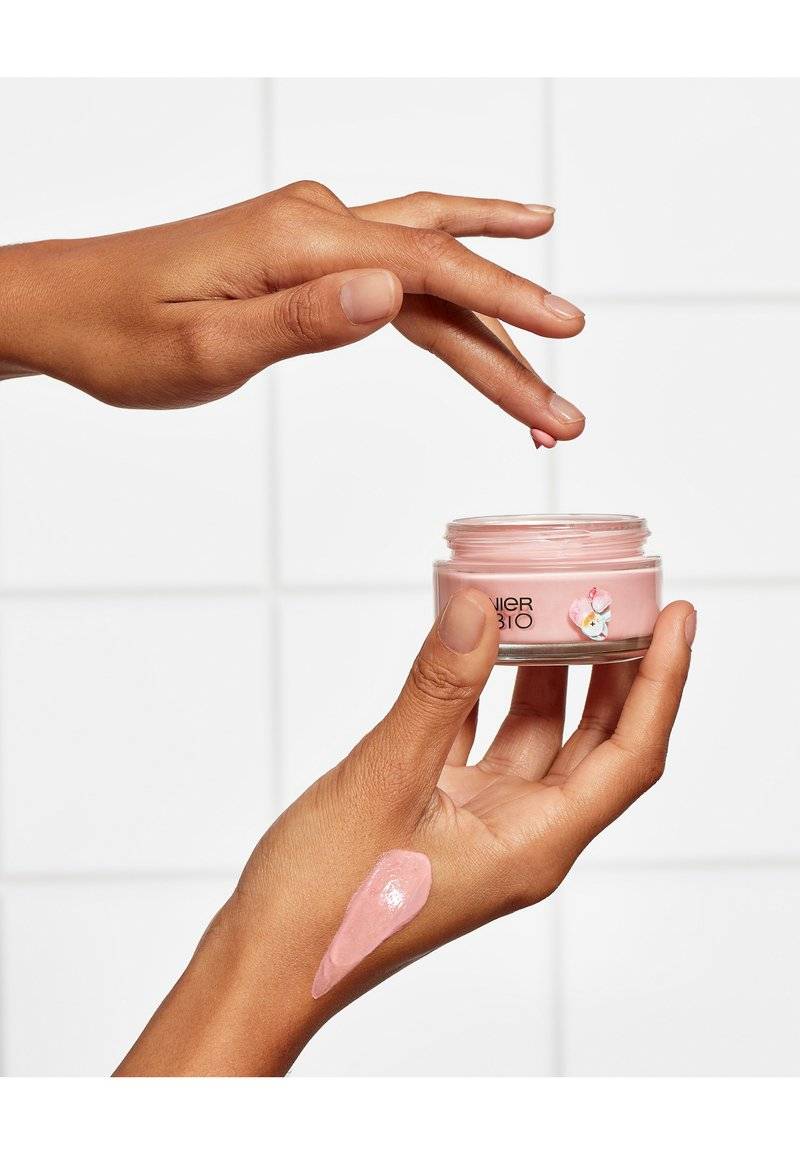 Garnier Garnier ORGANIC ROSY GLOW 3IN1 ROSÉ CREAM - Face cream Rabatte dieses Monats