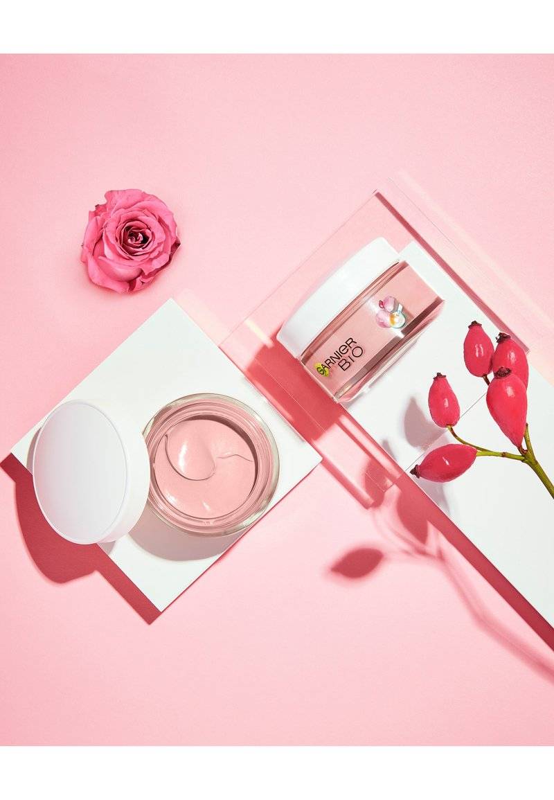 Garnier Garnier ORGANIC ROSY GLOW 3IN1 ROSÉ CREAM - Face cream Rabatte dieses Monats