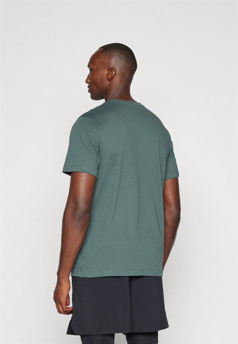 Nike Performance Nike Performance TEE CREW SOLID - Sports T-shirt - vintage green Letzte 3 Tage