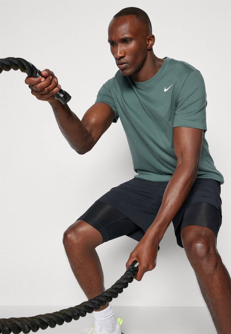 Nike Performance Nike Performance TEE CREW SOLID - Sports T-shirt - vintage green Letzte 3 Tage