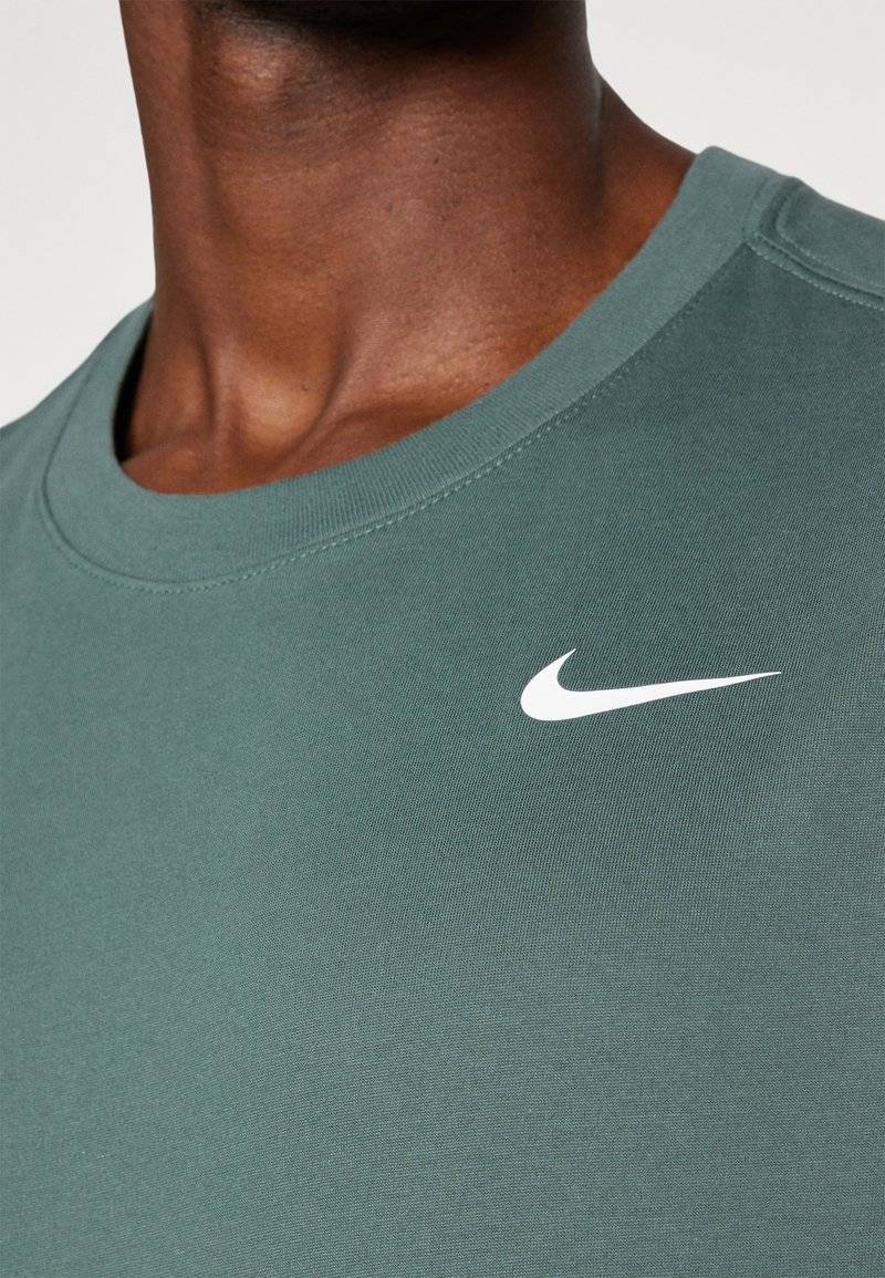Nike Performance Nike Performance TEE CREW SOLID - Sports T-shirt - vintage green Letzte 3 Tage
